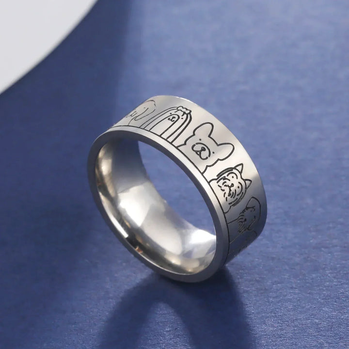 Anillo ancho de acero inoxidable con motivos de perro – Diseño grabado para mujer